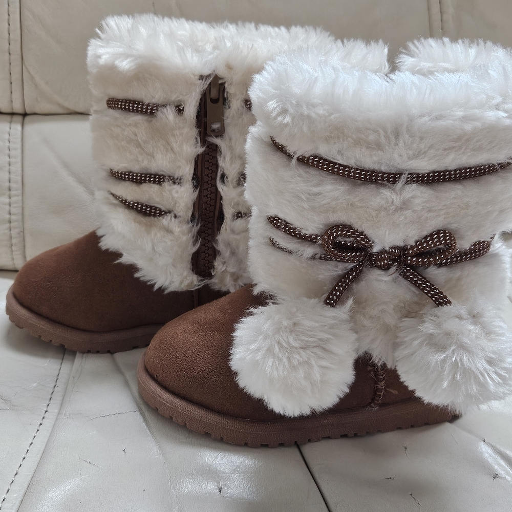 MAKALU California Boots Sz 6M Toddler Girl Tan Faux Suede/ White Plush Faux Fur